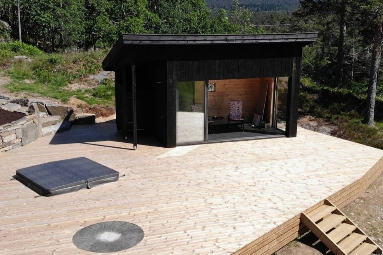 En nydelig hagestue og platting med lekre detaljer fra Sørheim Bygg