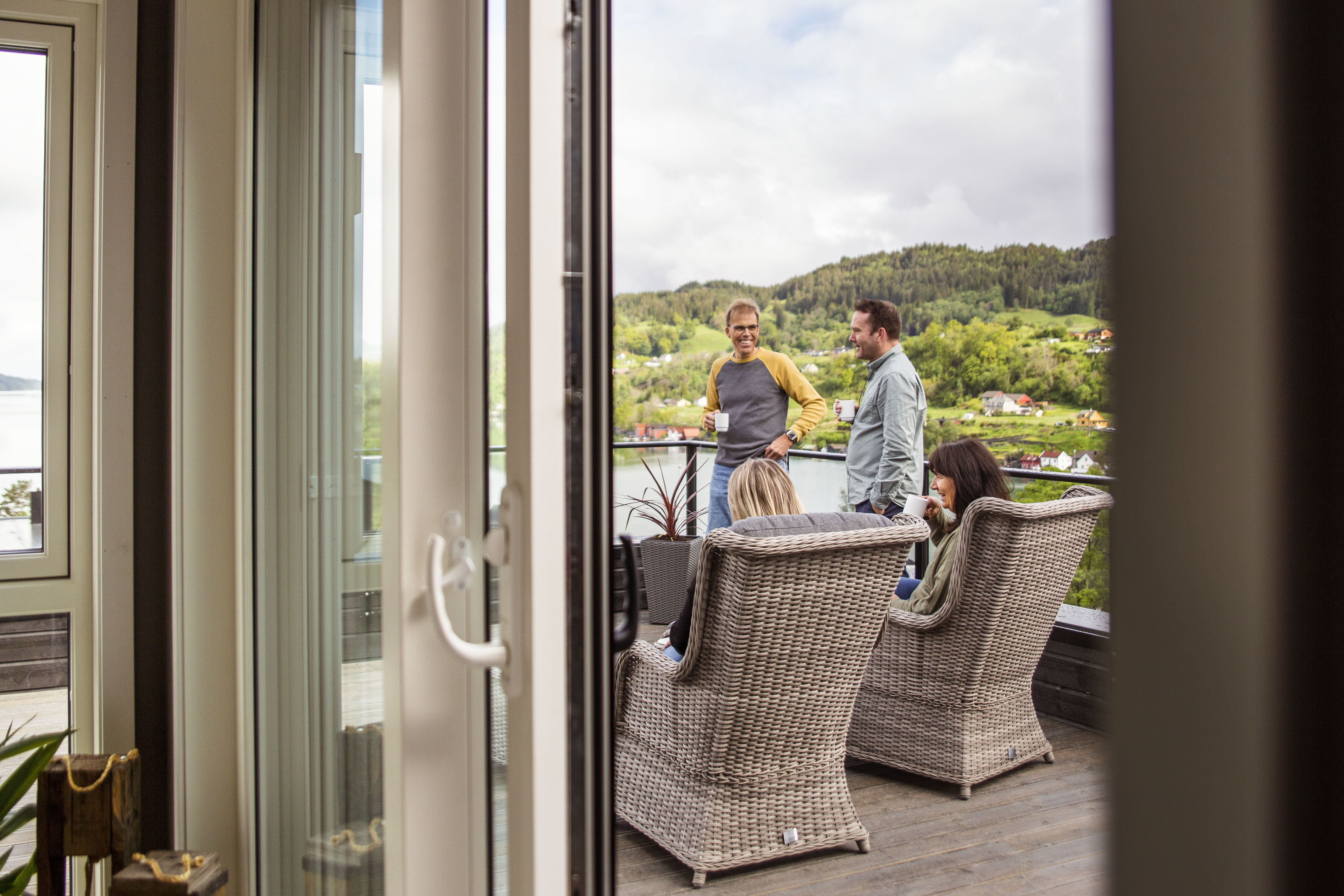 EKSEMPLARISK OPPFØLGING: Daglig leder Terje Seim (t.v.) og Bente Skare Seim (t.h.) i Seim Bygg har hatt tett dialog med Roald og Lene gjennom hele prosessen. Det har ikke blitt få kopper med kaffe de siste to årene.