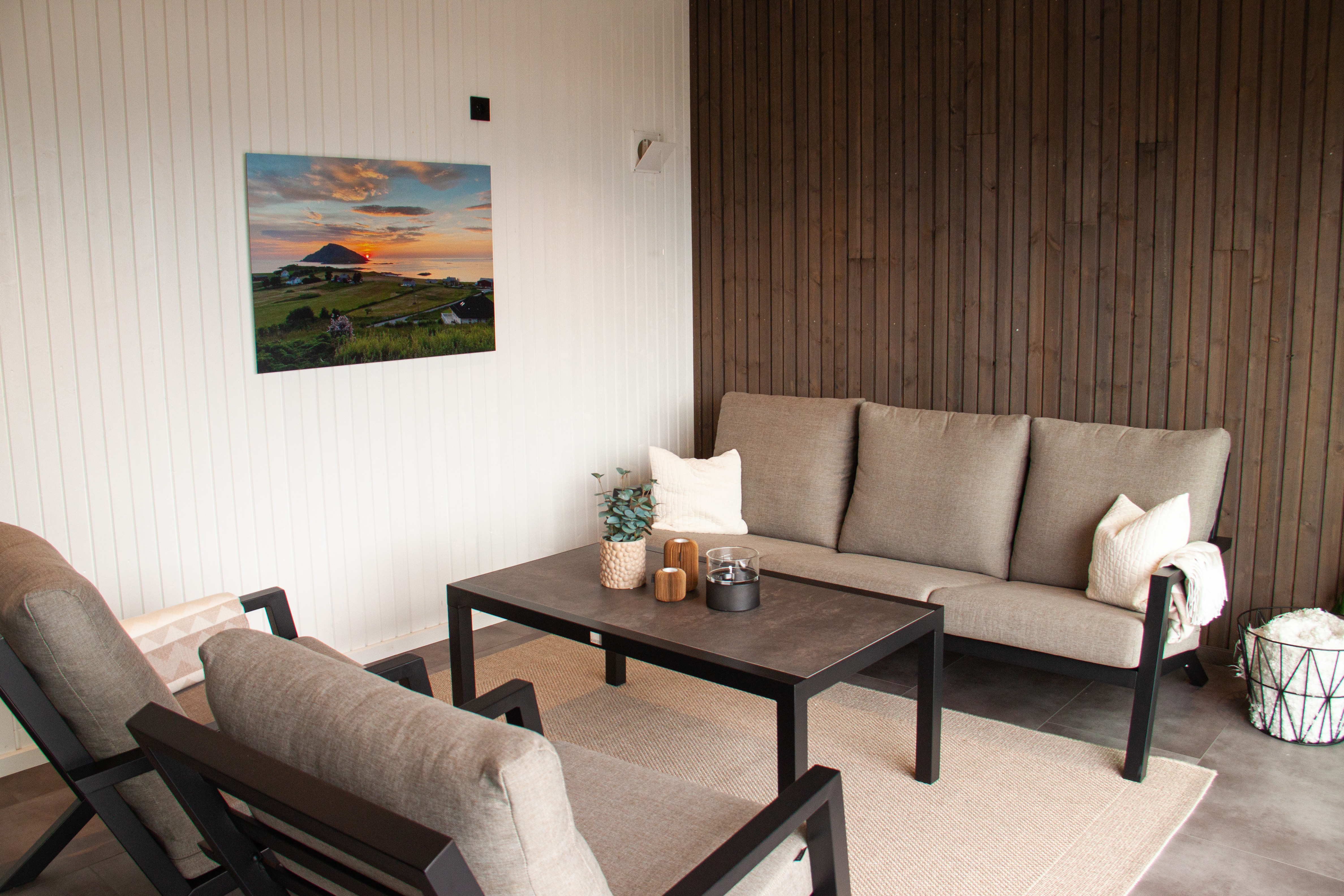 Fra overbygg til utestue: Her kan familien sitte på kalde høstdager og nyte utsikten over hav og små øyer