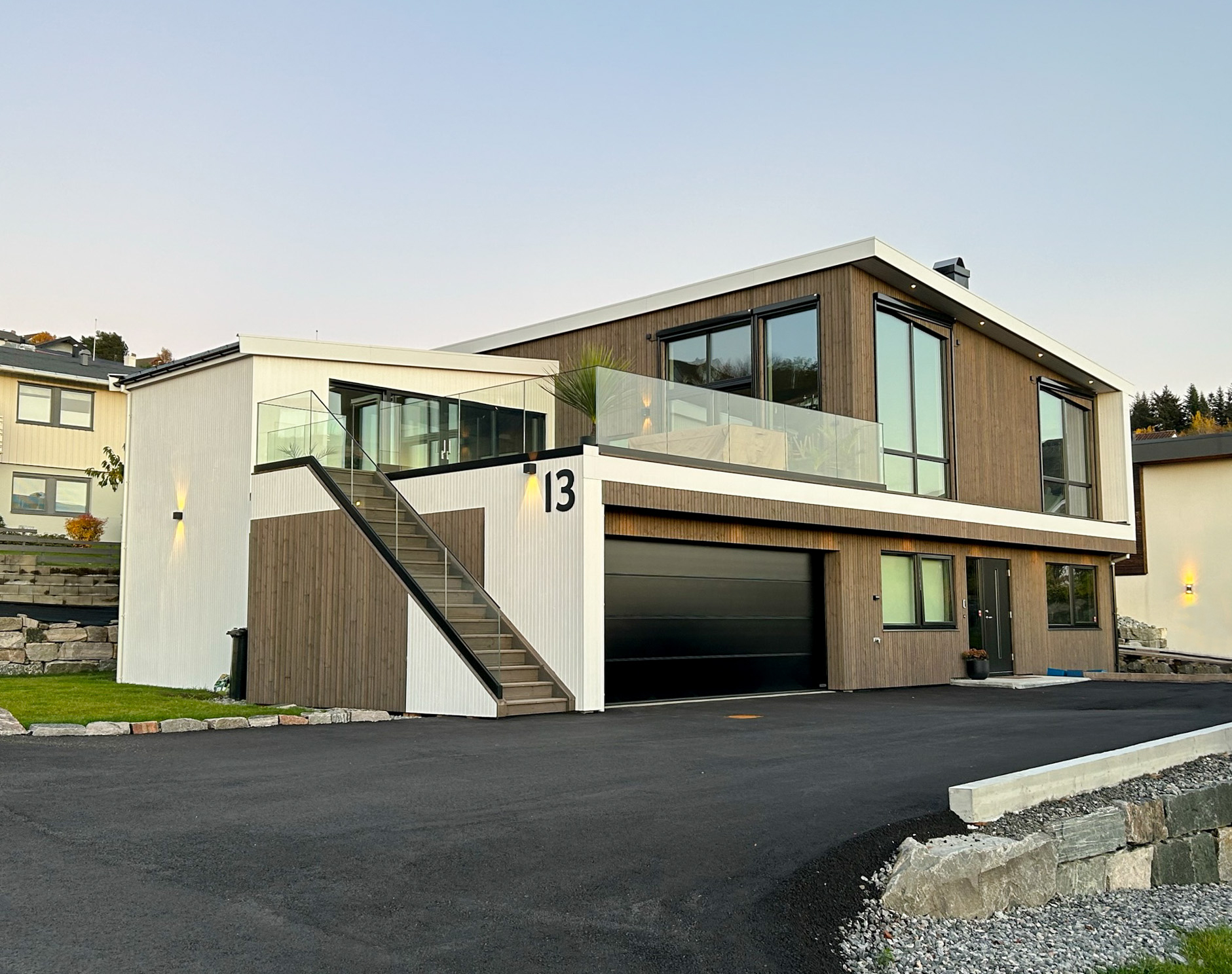 MODERNE: Den nye funkisbustaden til Amalie Ristesund og Jon Erik Ertesvåg har to etasjer, med ei koseleg utestove og ei stor terrasse på over 70 kvadratmeter.