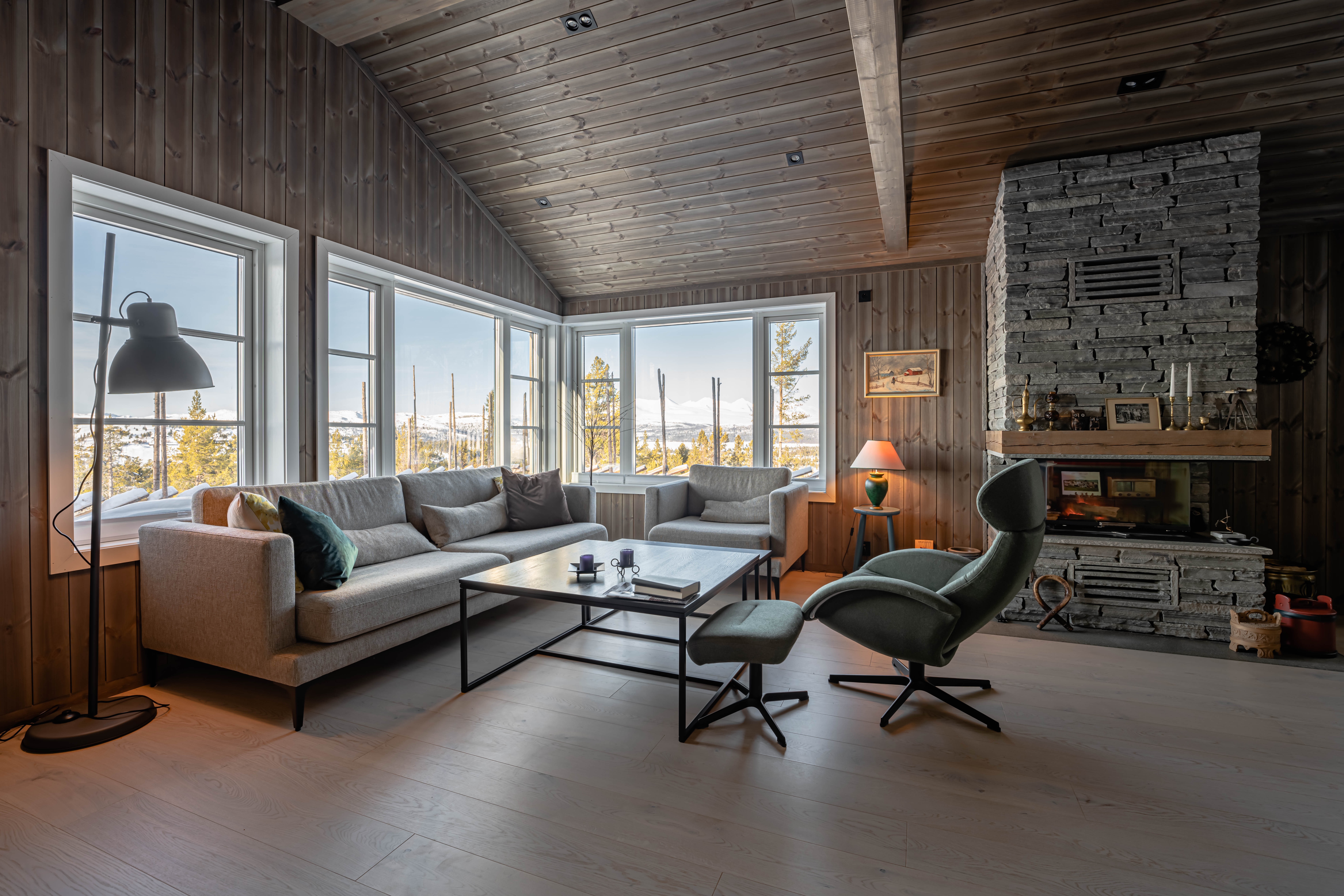 HYTTEKOS: Den lekre stuen på hytta er innredet i moderne stil, med flott utsikt over Kvamsfjellet.