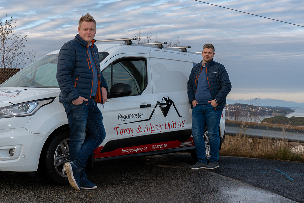 STOLTHET I ARBEIDET: Christian Turøy (t.v.) og Rune Thuestad forvalter en stolt tømrerarv, hvor kundene står i fokus.