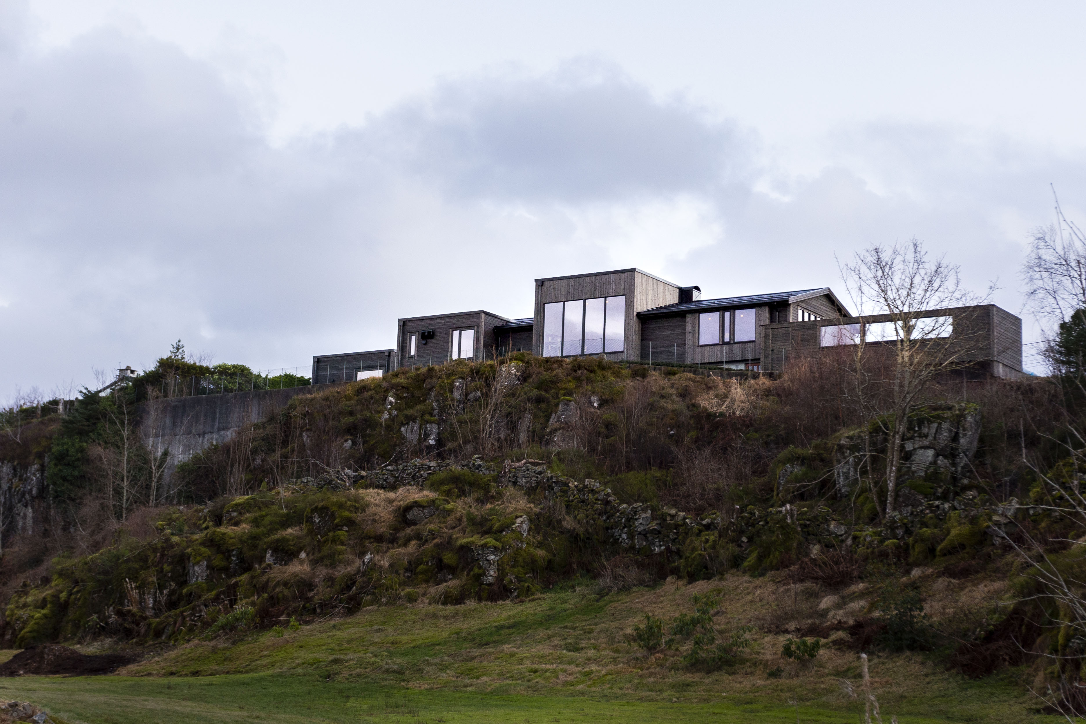 Selv med store vinduer, virker ikke huset ruvende i landskapet siden de har valgt dempede farger på materialene på eksteriøret av boligen. Byggmester Turøy & Algrøy har fått mange positive tilbakemeldinger fra folk som beundrer huset fra turstien.