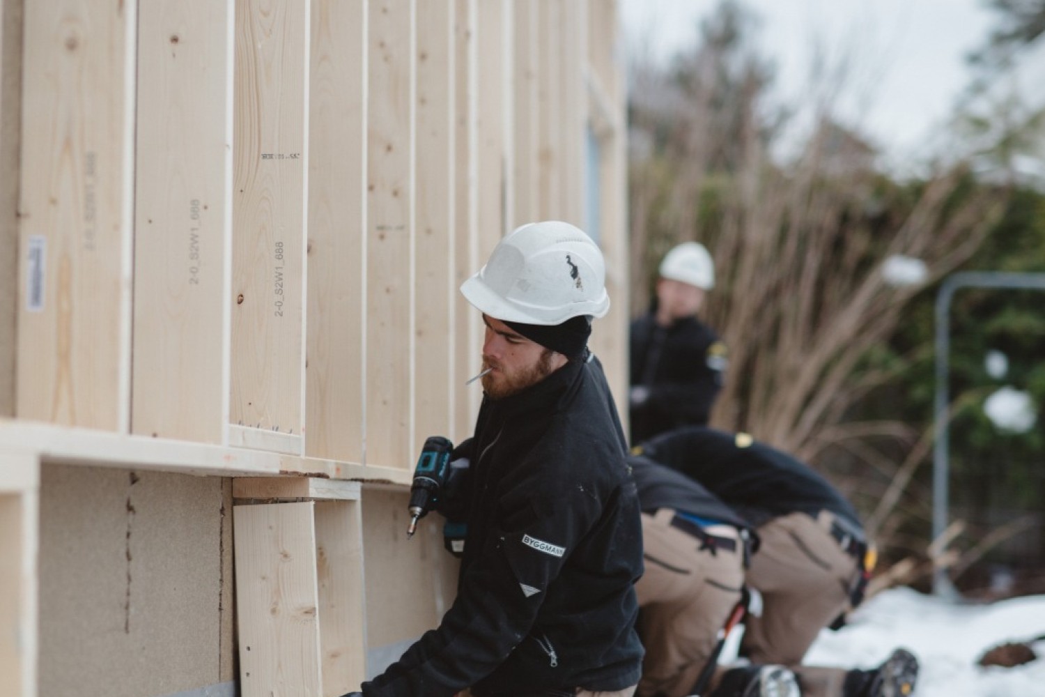 Tømrer monterer element