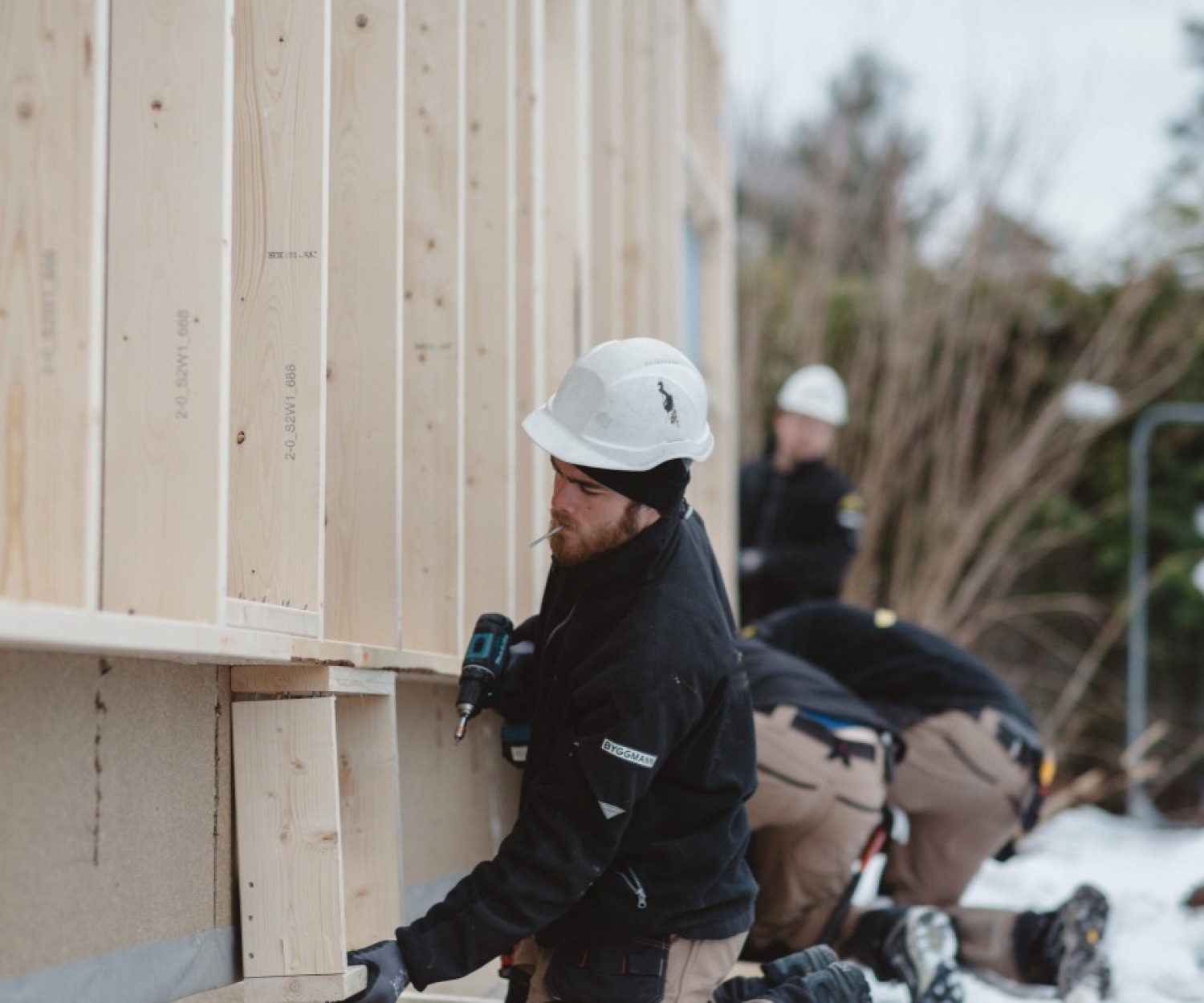 Tømrer monterer element