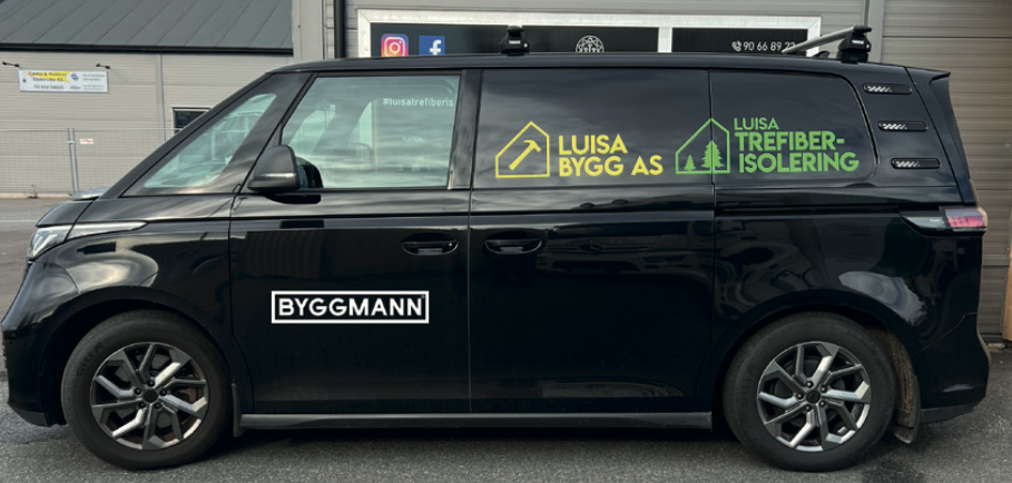 Varebil med Luisa Bygg-, Luisa Trefiberisolering- og Byggmann-logo